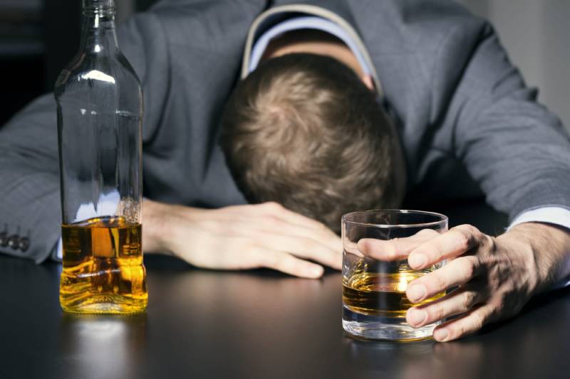 Giải mã ý nghĩa tâm linh giấc mơ uống rượu với người lạ