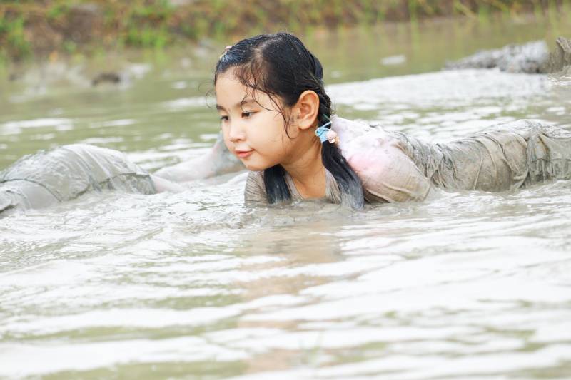 Mơ thấy lội bùn nhưng không bị bẩn