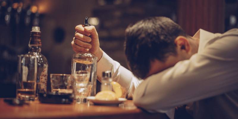 Mơ thấy uống rượu say với người lạ