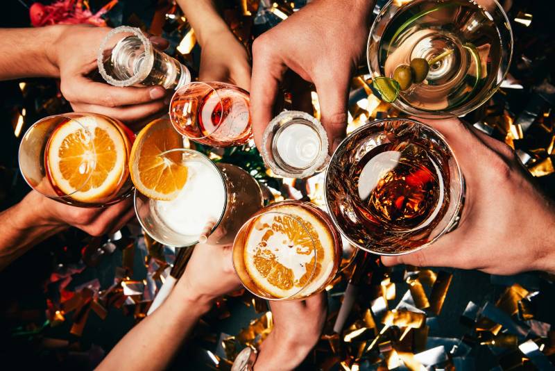Mơ thấy uống rượu với người lạ trong khung cảnh tiệc tùng đông người